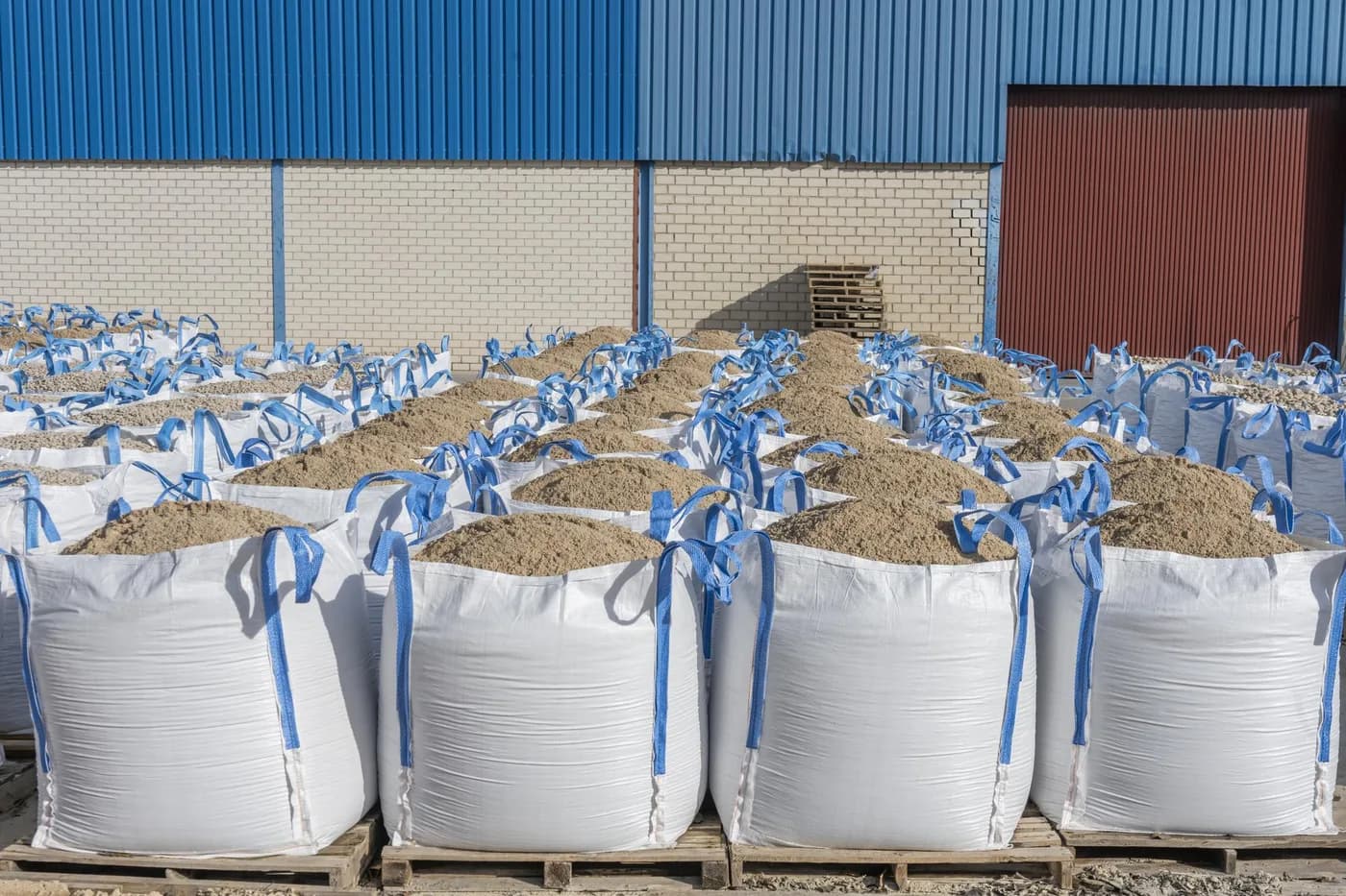 Big bags FIBC de polipropileno llenos de árido en uso — Textil Villa de Pego